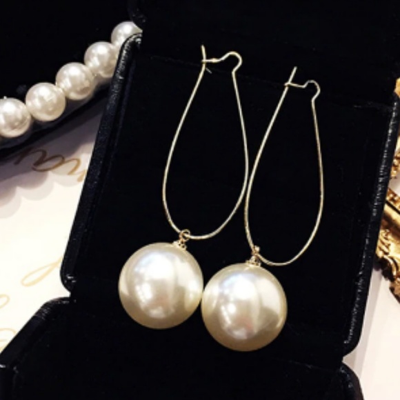Jewelry - New, simple elegant faux pearl dangle earrings